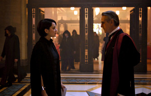 Marion Cotillard e Jeremy Irons in Assassin's Creed