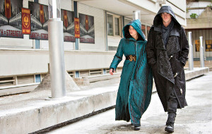 Jennifer Lawrence e Liam Hemsworth in una scena di Hunger Games - Il canto della rivolta parte 2